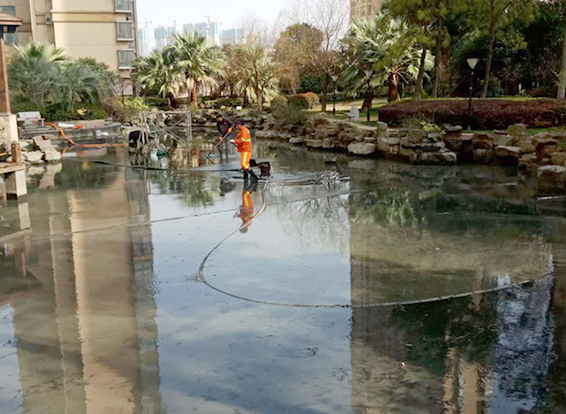 老街街道景观池淤泥清理