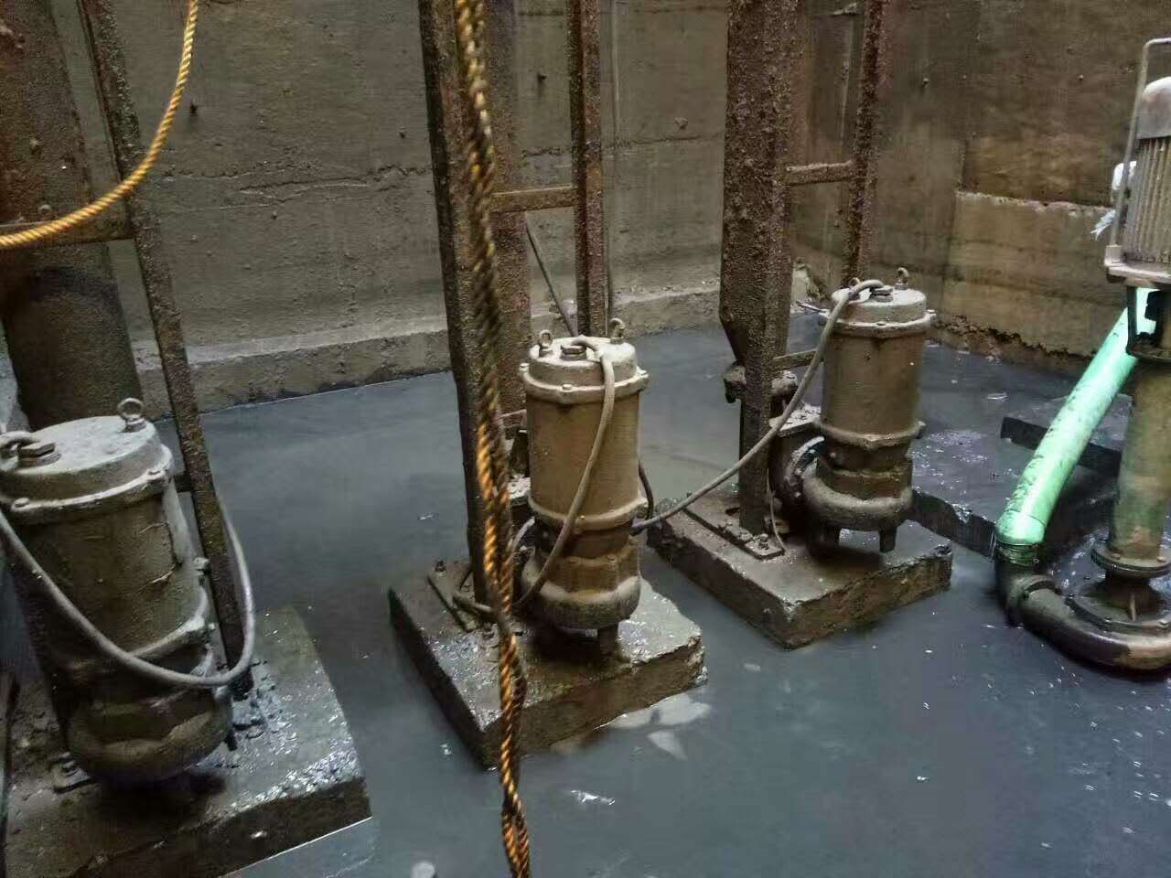 老街街道污水池清理